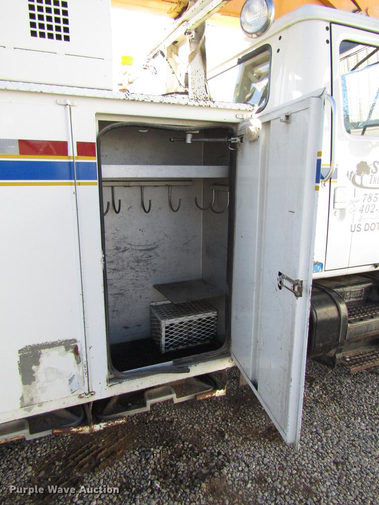 image for item DD4435 1995 International 4900 bucket truck