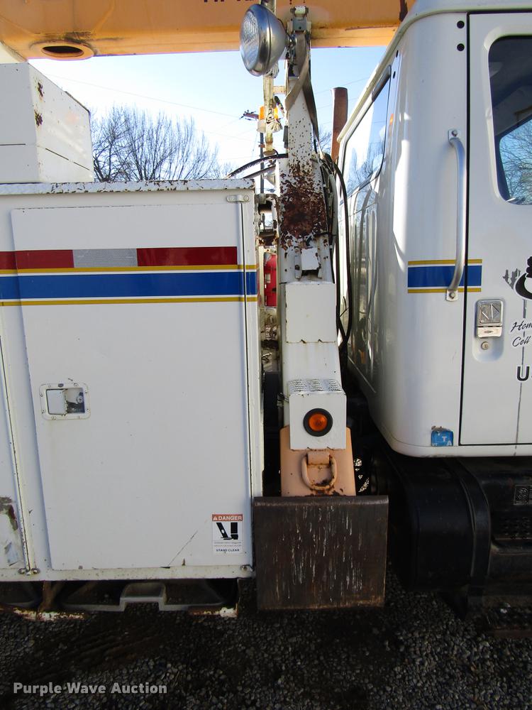 image for item DD4435 1995 International 4900 bucket truck