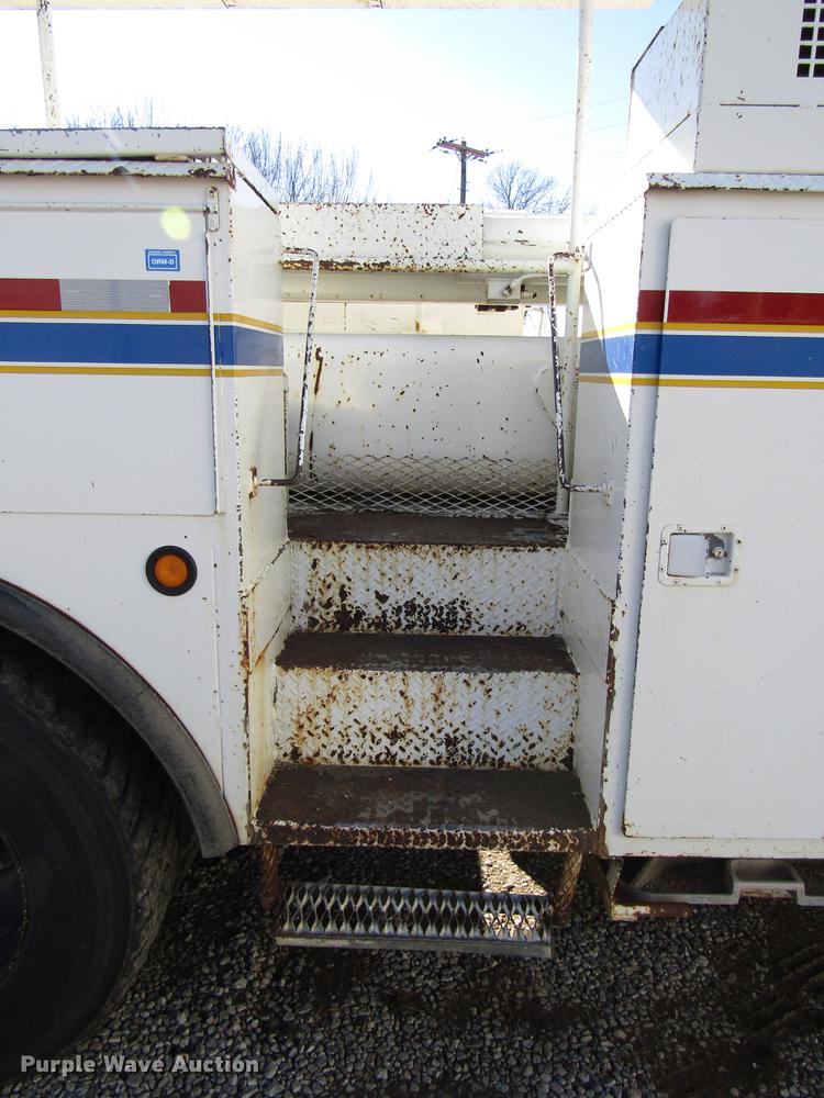 image for item DD4435 1995 International 4900 bucket truck
