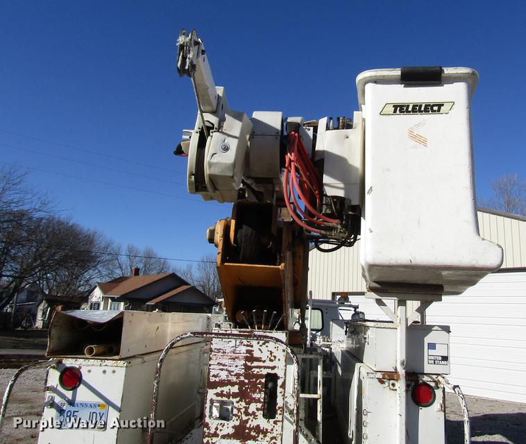 image for item DD4435 1995 International 4900 bucket truck