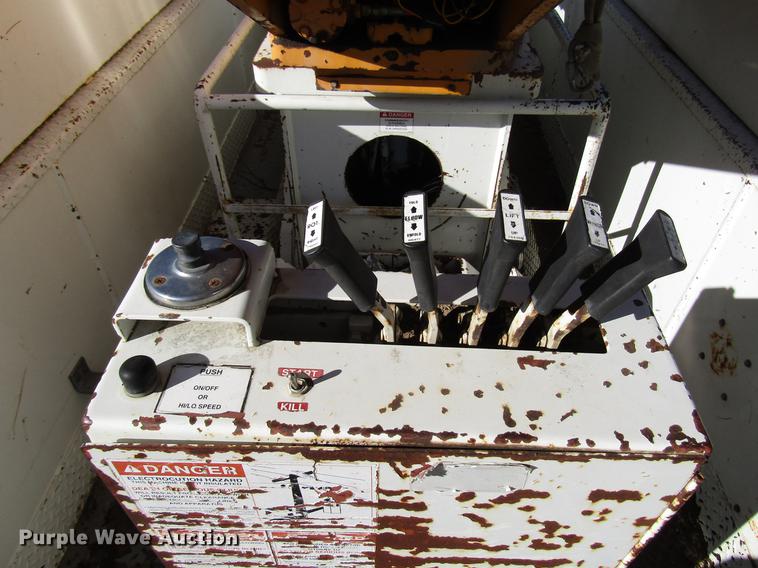 image for item DD4435 1995 International 4900 bucket truck