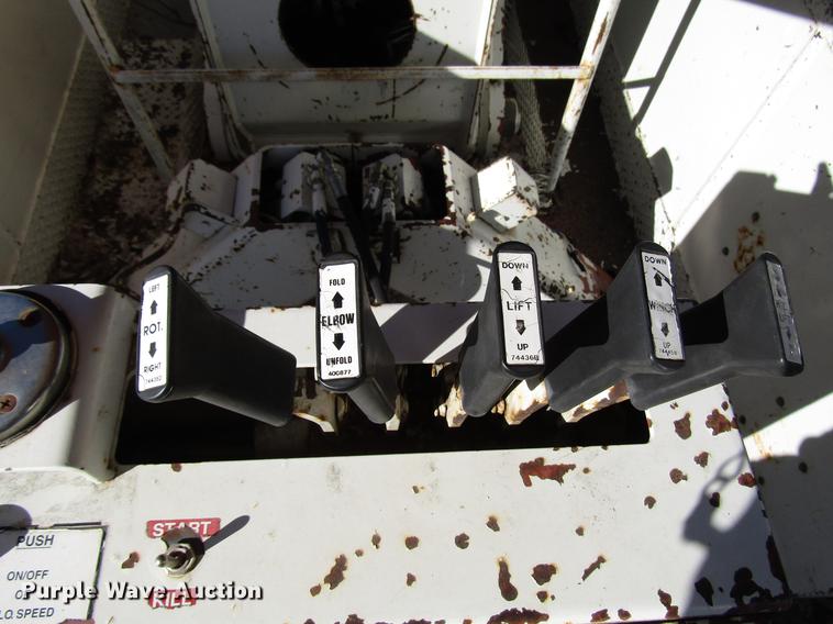 image for item DD4435 1995 International 4900 bucket truck