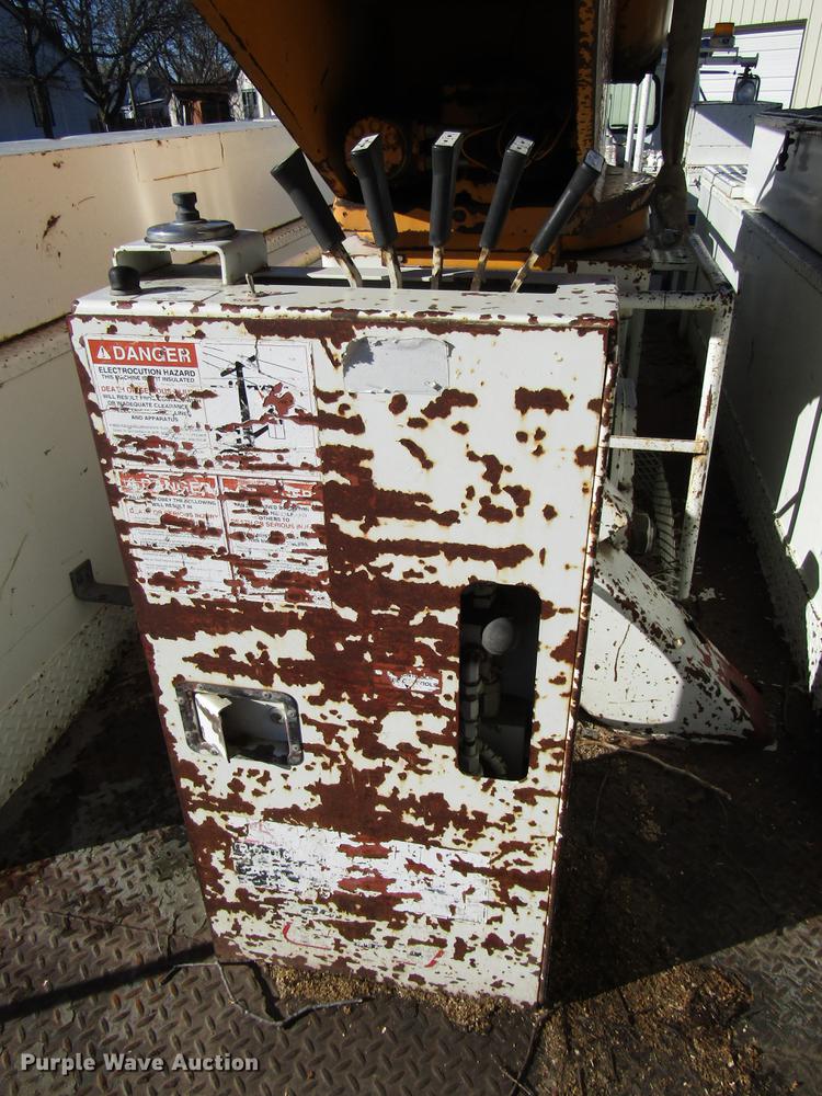 image for item DD4435 1995 International 4900 bucket truck