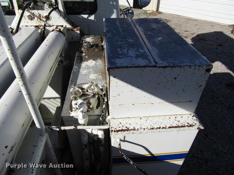 image for item DD4435 1995 International 4900 bucket truck