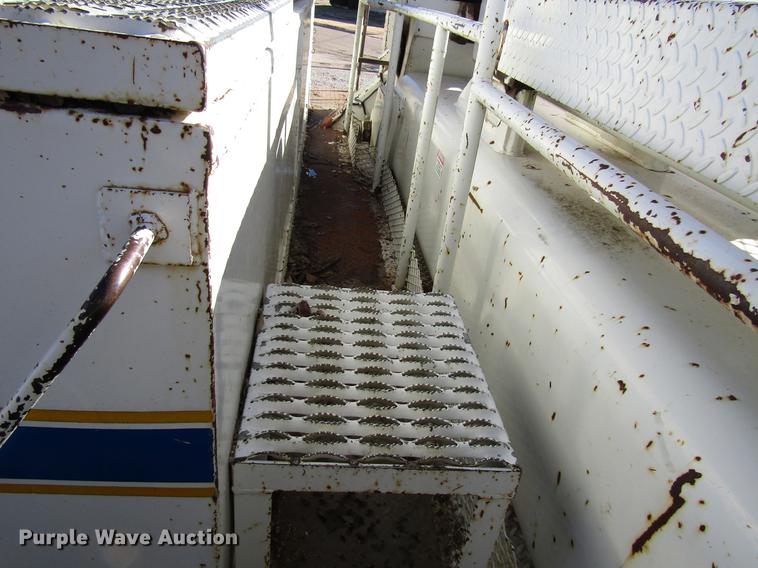 image for item DD4435 1995 International 4900 bucket truck