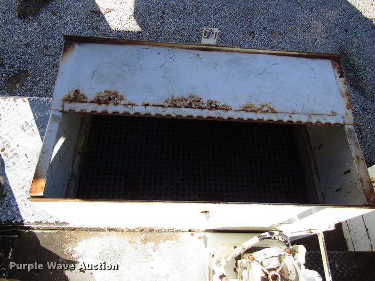 image for item DD4435 1995 International 4900 bucket truck