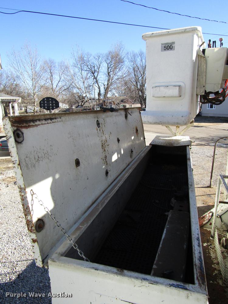 image for item DD4435 1995 International 4900 bucket truck