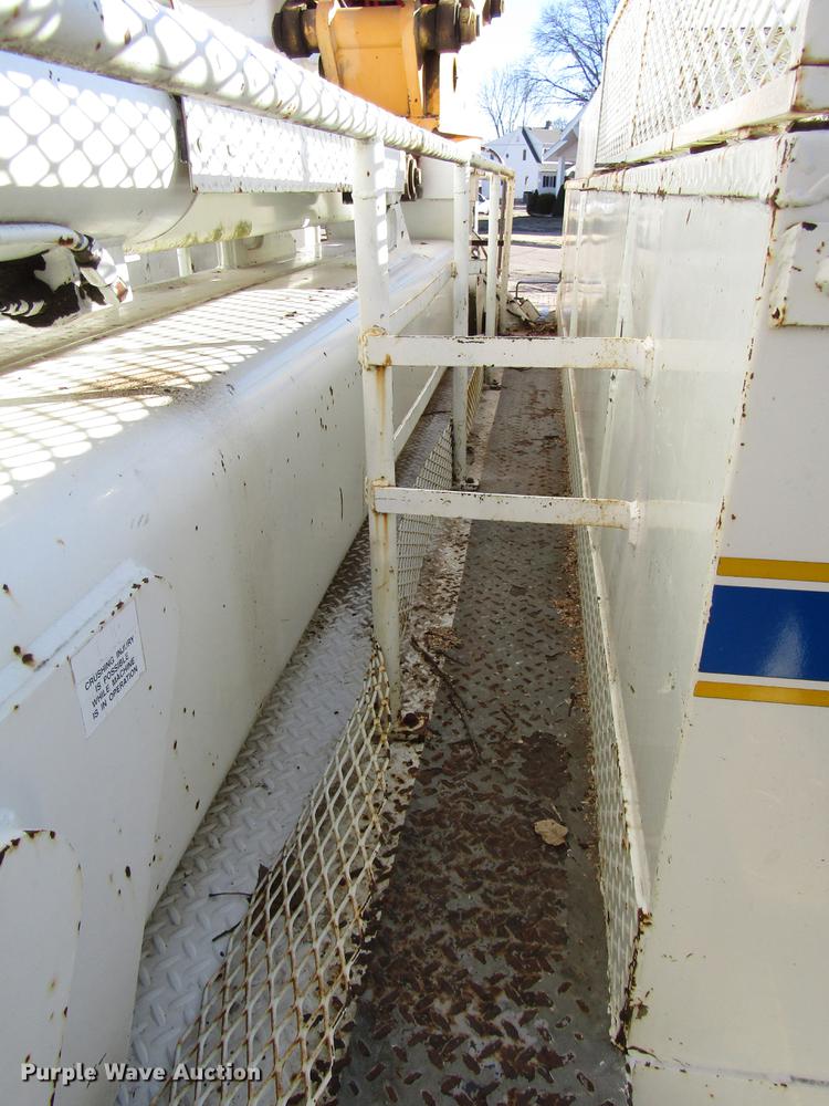 image for item DD4435 1995 International 4900 bucket truck