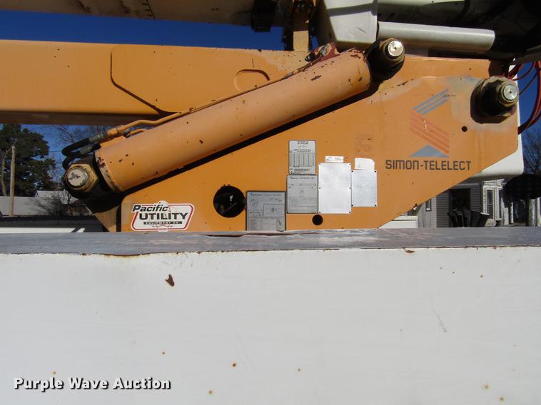 image for item DD4435 1995 International 4900 bucket truck