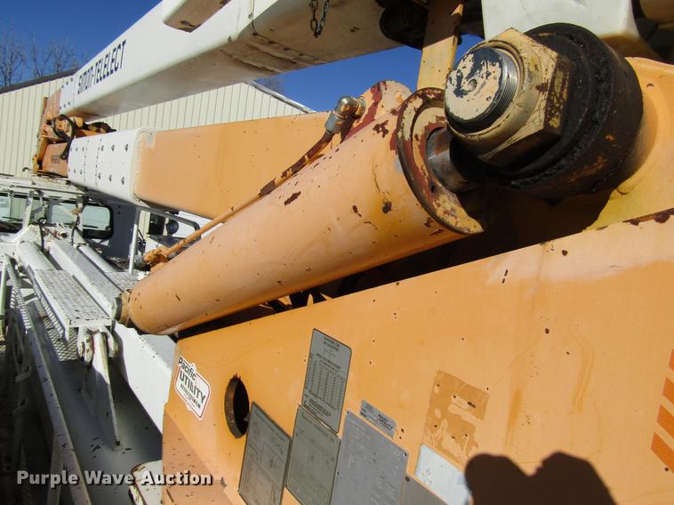 image for item DD4435 1995 International 4900 bucket truck