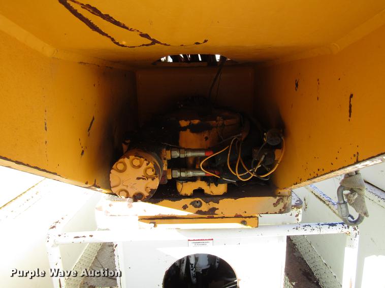 image for item DD4435 1995 International 4900 bucket truck