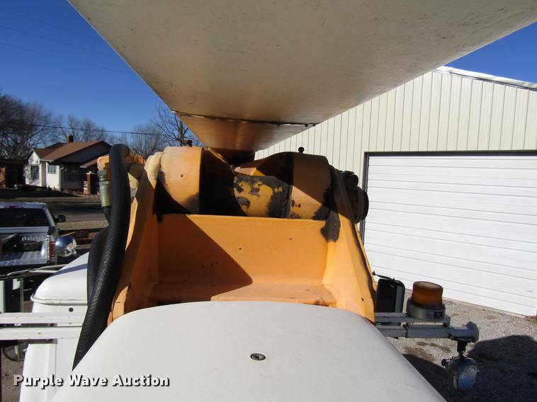 image for item DD4435 1995 International 4900 bucket truck