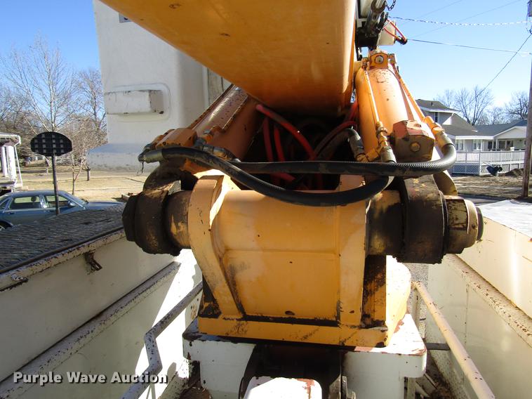 image for item DD4435 1995 International 4900 bucket truck