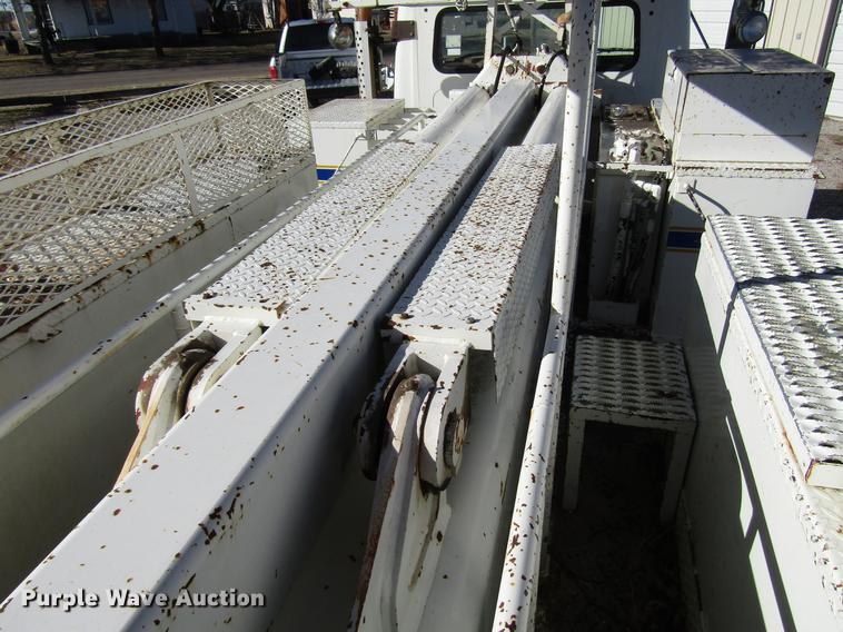image for item DD4435 1995 International 4900 bucket truck