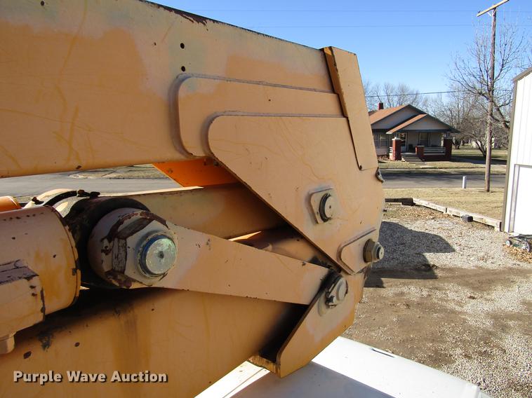 image for item DD4435 1995 International 4900 bucket truck