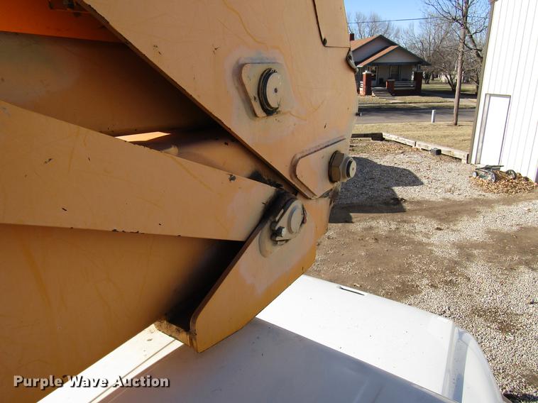 image for item DD4435 1995 International 4900 bucket truck