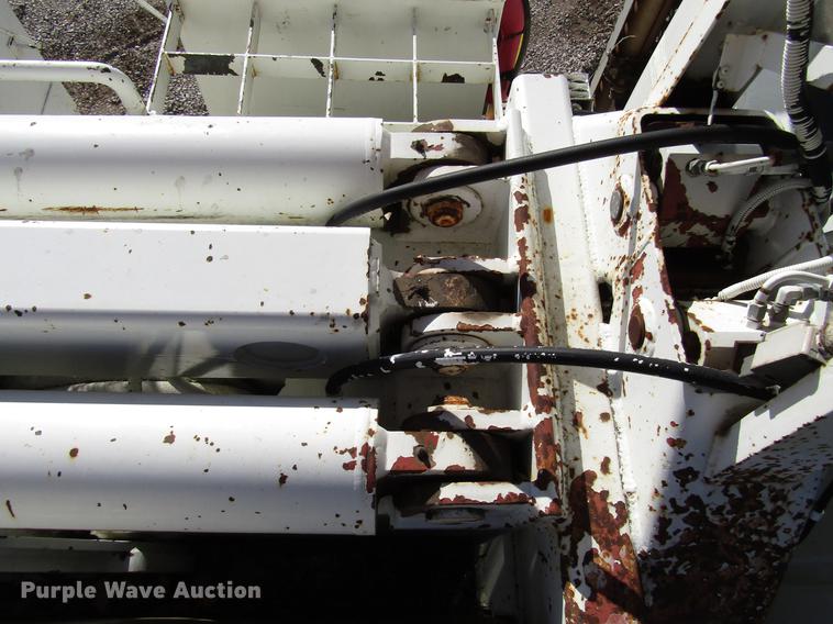 image for item DD4435 1995 International 4900 bucket truck