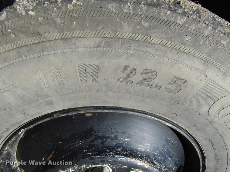 image for item DD4435 1995 International 4900 bucket truck