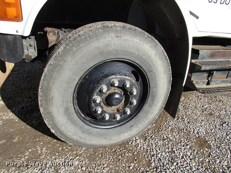 image for item DD4435 1995 International 4900 bucket truck