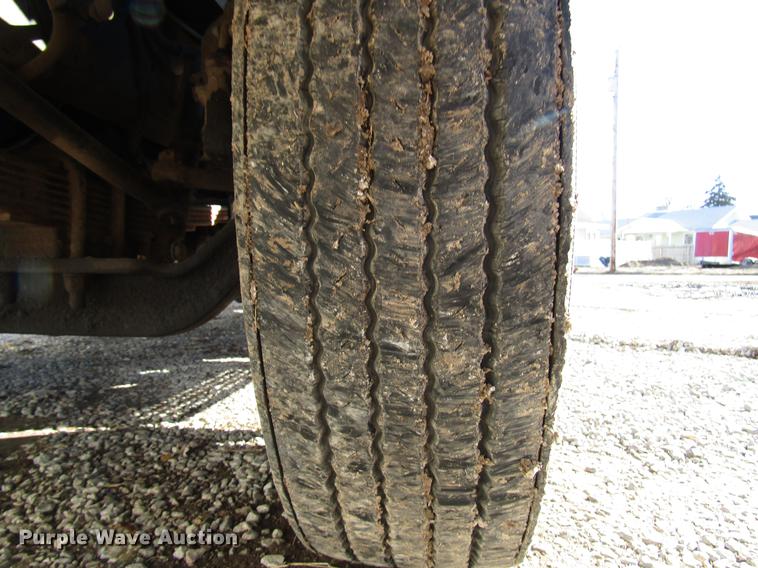 image for item DD4435 1995 International 4900 bucket truck