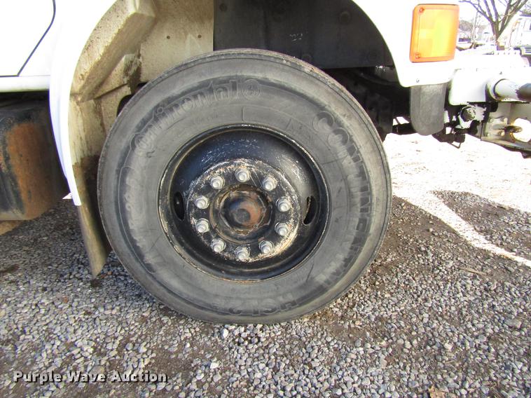 image for item DD4435 1995 International 4900 bucket truck