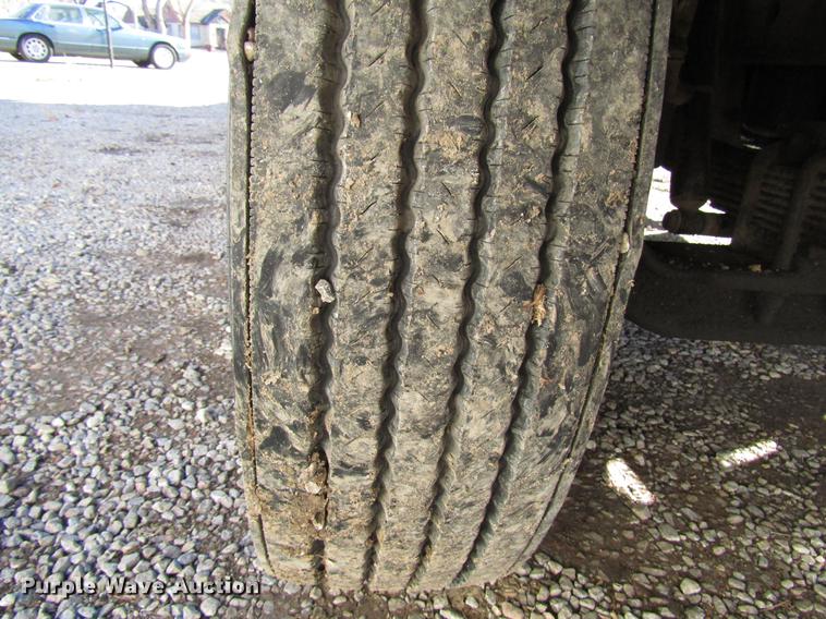 image for item DD4435 1995 International 4900 bucket truck