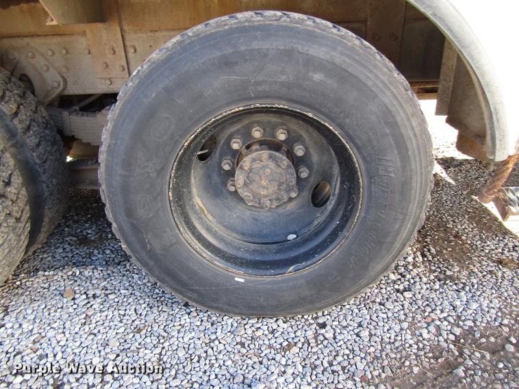 image for item DD4435 1995 International 4900 bucket truck