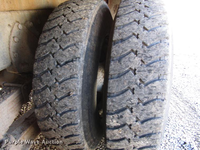 image for item DD4435 1995 International 4900 bucket truck