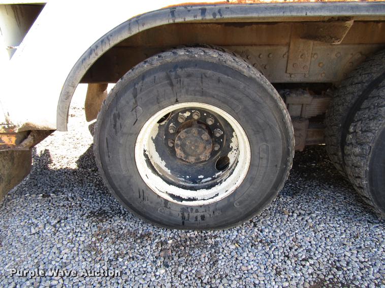 image for item DD4435 1995 International 4900 bucket truck