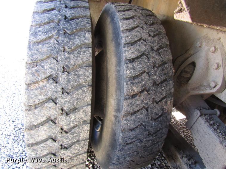 image for item DD4435 1995 International 4900 bucket truck