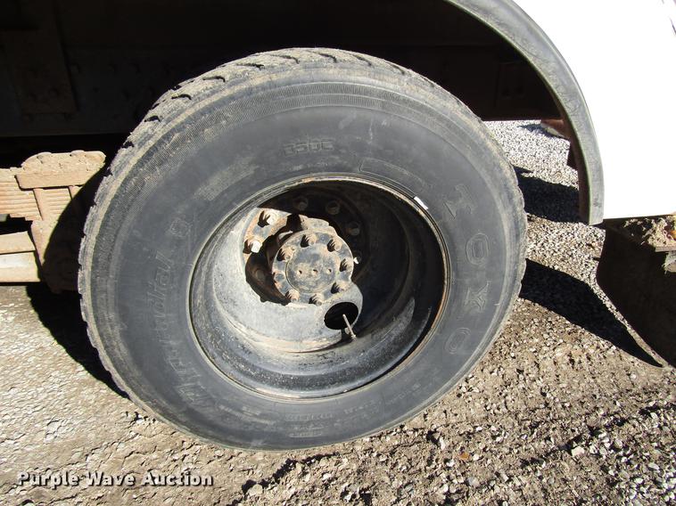 image for item DD4435 1995 International 4900 bucket truck