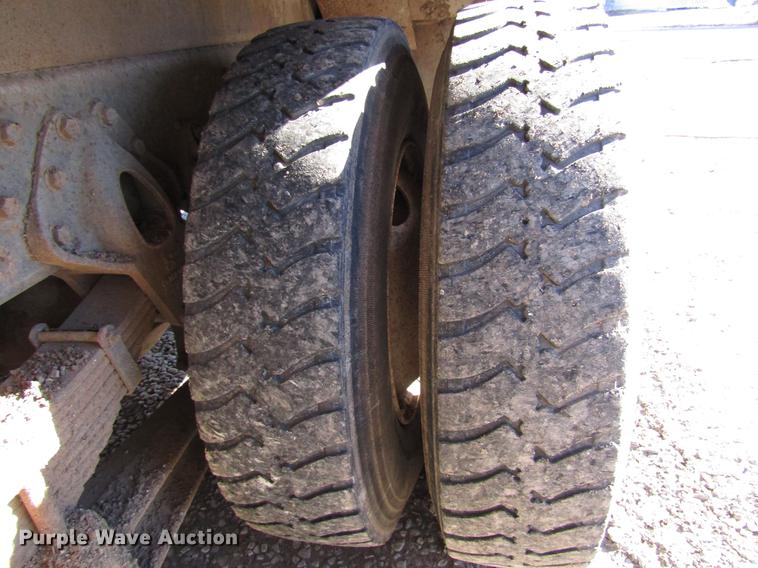 image for item DD4435 1995 International 4900 bucket truck