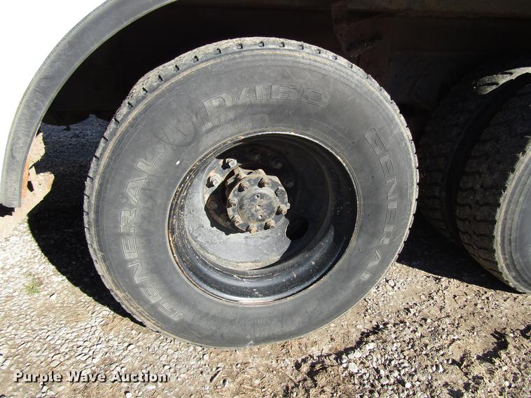 image for item DD4435 1995 International 4900 bucket truck