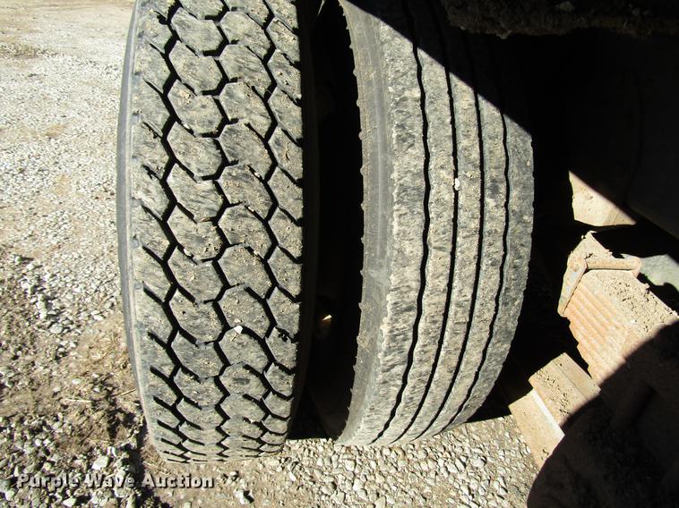 image for item DD4435 1995 International 4900 bucket truck