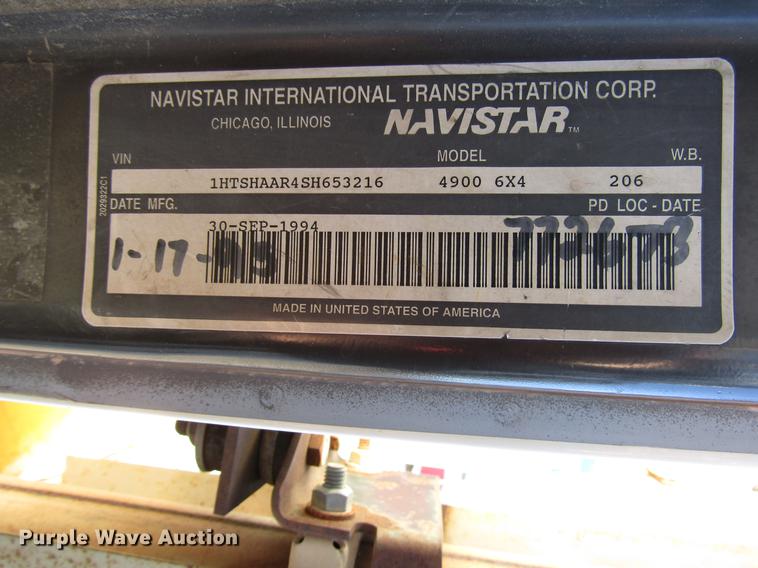 image for item DD4435 1995 International 4900 bucket truck