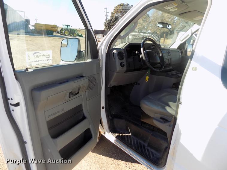 image for item DE0421 2013 Ford E350 Super Duty XL van