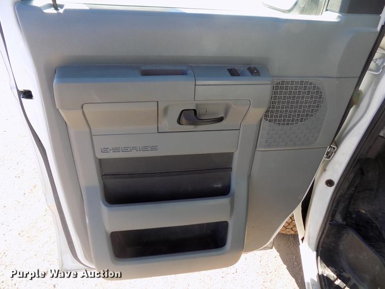 image for item DE0421 2013 Ford E350 Super Duty XL van