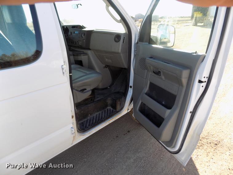 image for item DE0421 2013 Ford E350 Super Duty XL van