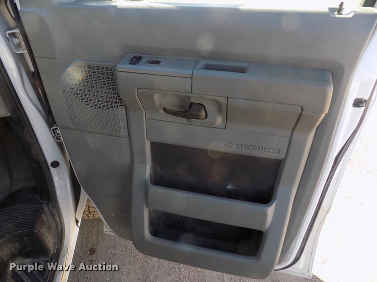 image for item DE0421 2013 Ford E350 Super Duty XL van