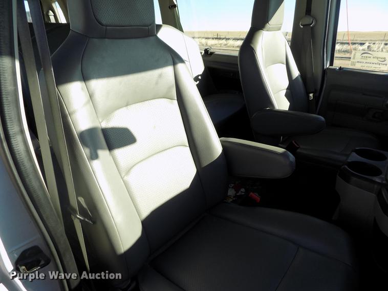image for item DE0421 2013 Ford E350 Super Duty XL van