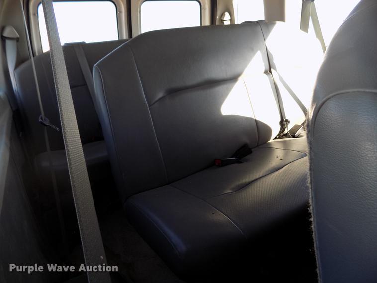 image for item DE0421 2013 Ford E350 Super Duty XL van