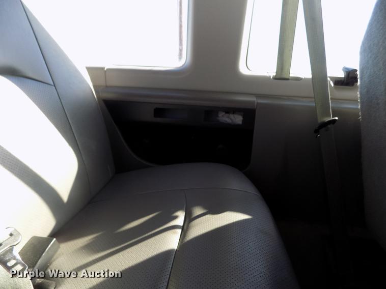 image for item DE0421 2013 Ford E350 Super Duty XL van