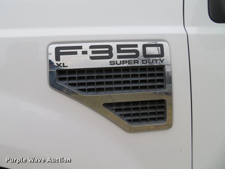 image for item DG3810 2008 Ford F350 Super Duty XL flatbed pickup truck
