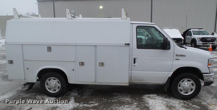image for item EM9066 2011 Ford E350 Super Duty van
