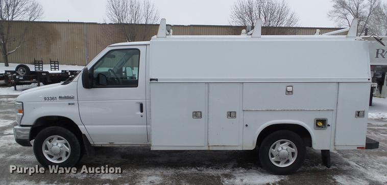 image for item EM9066 2011 Ford E350 Super Duty van
