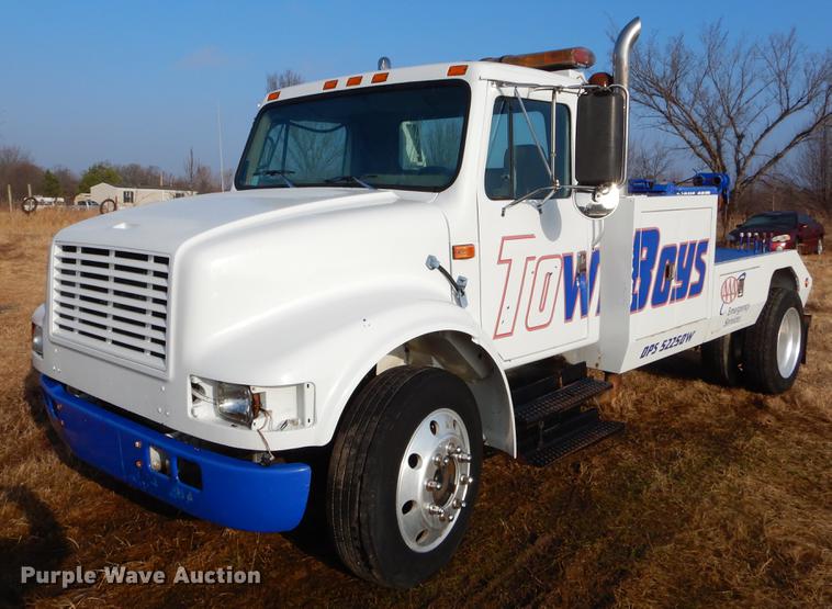 image for item ER9438 1998 International 4700 tow truck
