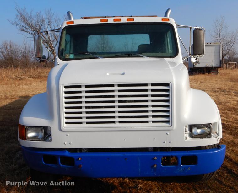 image for item ER9438 1998 International 4700 tow truck