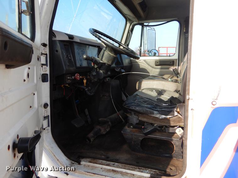 image for item ER9438 1998 International 4700 tow truck