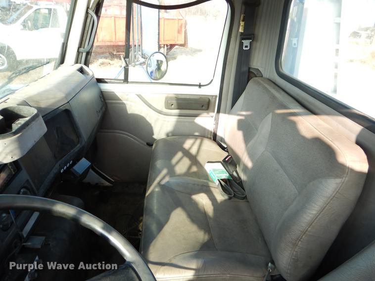 image for item ER9438 1998 International 4700 tow truck