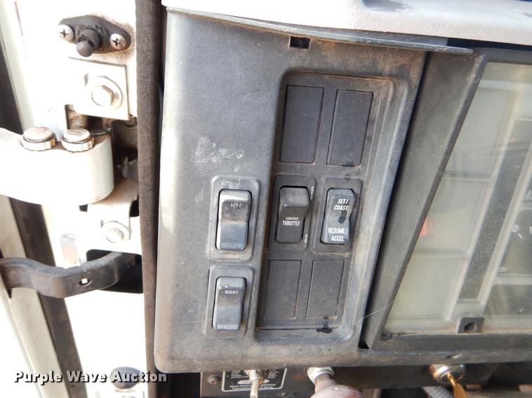 image for item ER9438 1998 International 4700 tow truck